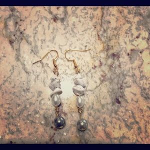 Gold plated earrings. Freshwater pearls.